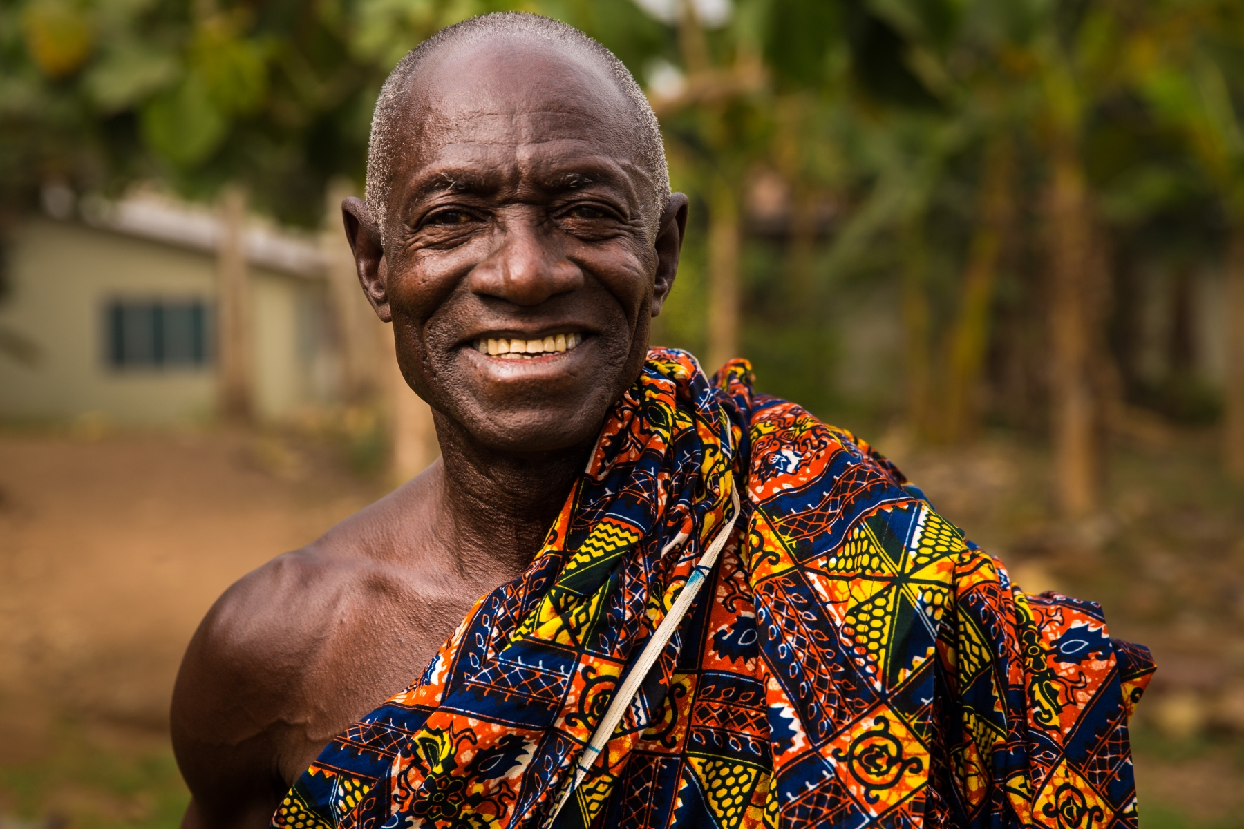 © Steffen Jensen | Han var egentlig på vej til begravelse. Yaw Seth i landsbyen Nnudu i Ghana.