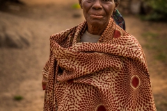 Foto: Steffen Jensen | En ældre kvinde som desværre døde kort tid senere fra Nnudu. Hun bad ikke om at blive fotograferet men stillede sig bare op som om hun sagde værsgod.
